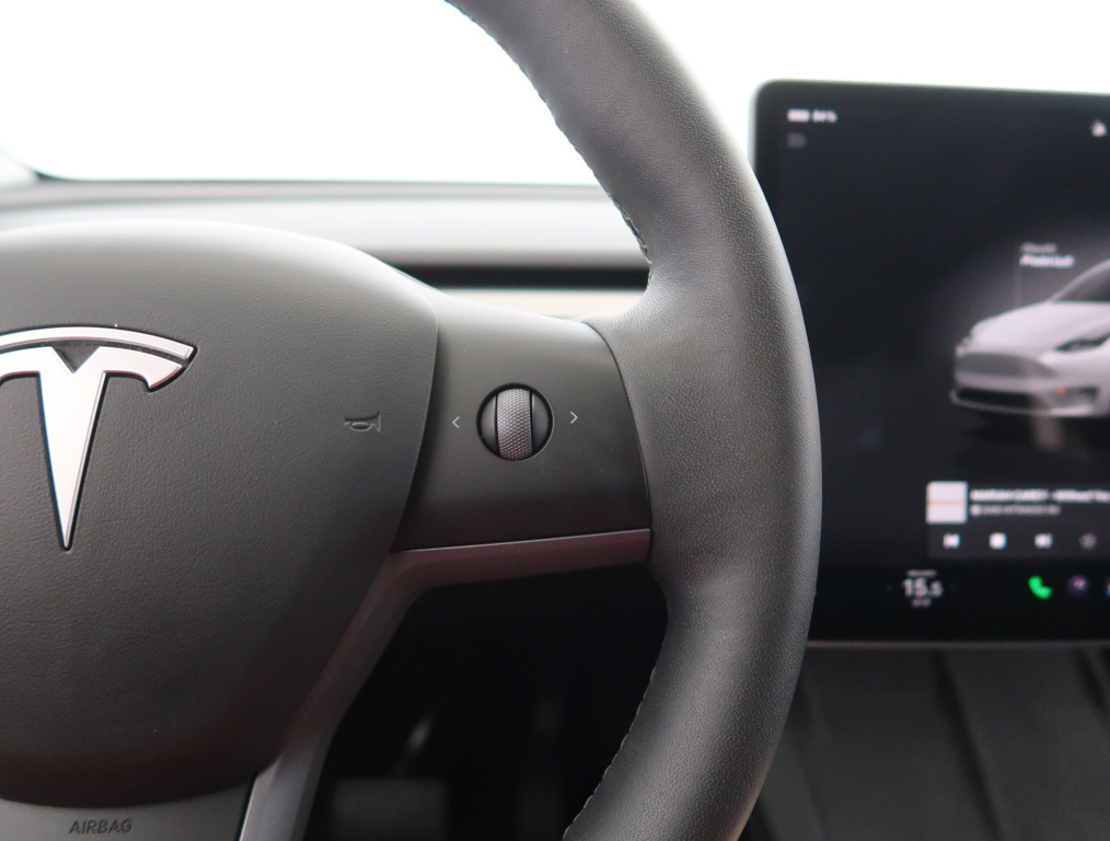 Tesla Model Y 4x4 2023 19