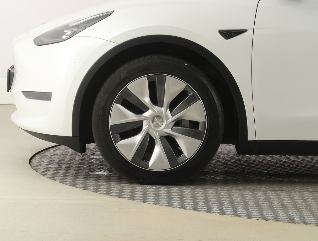 Tesla Model Y 4x4 2023 17