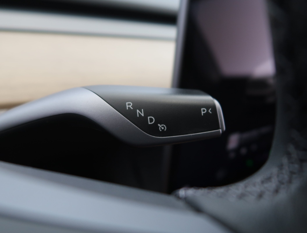 Tesla Model Y 4x4 2023 15