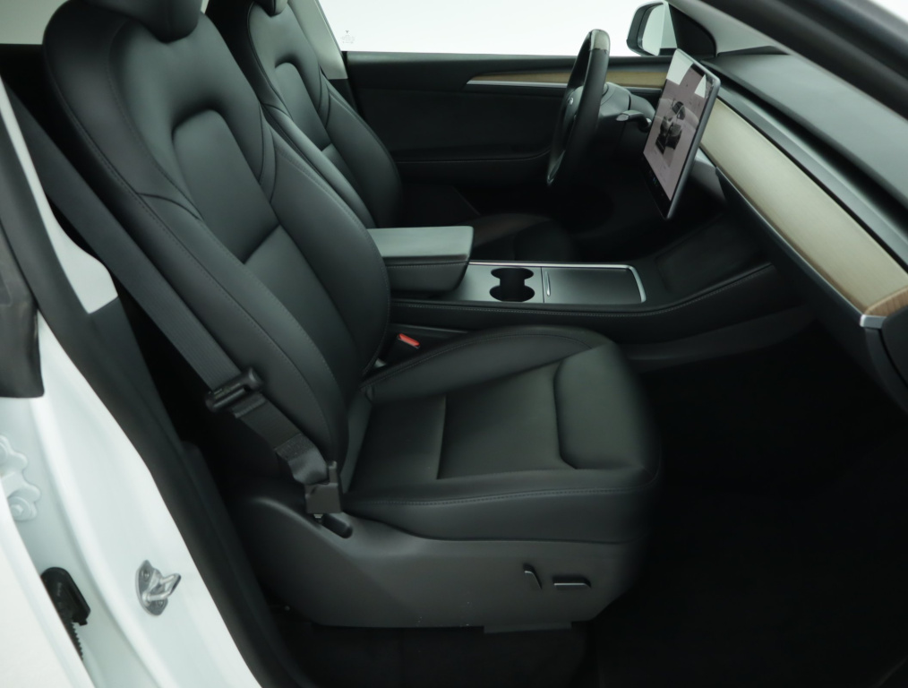 Tesla Model Y 4x4 2023 10