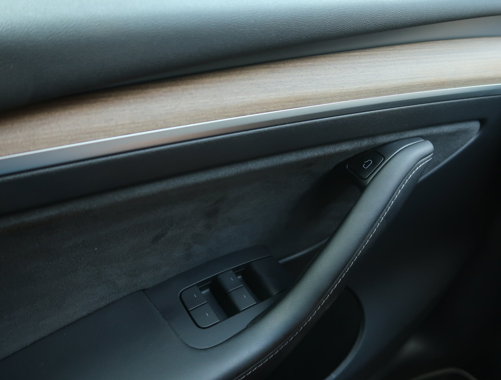 Tesla Model Y 4x4 2021 23