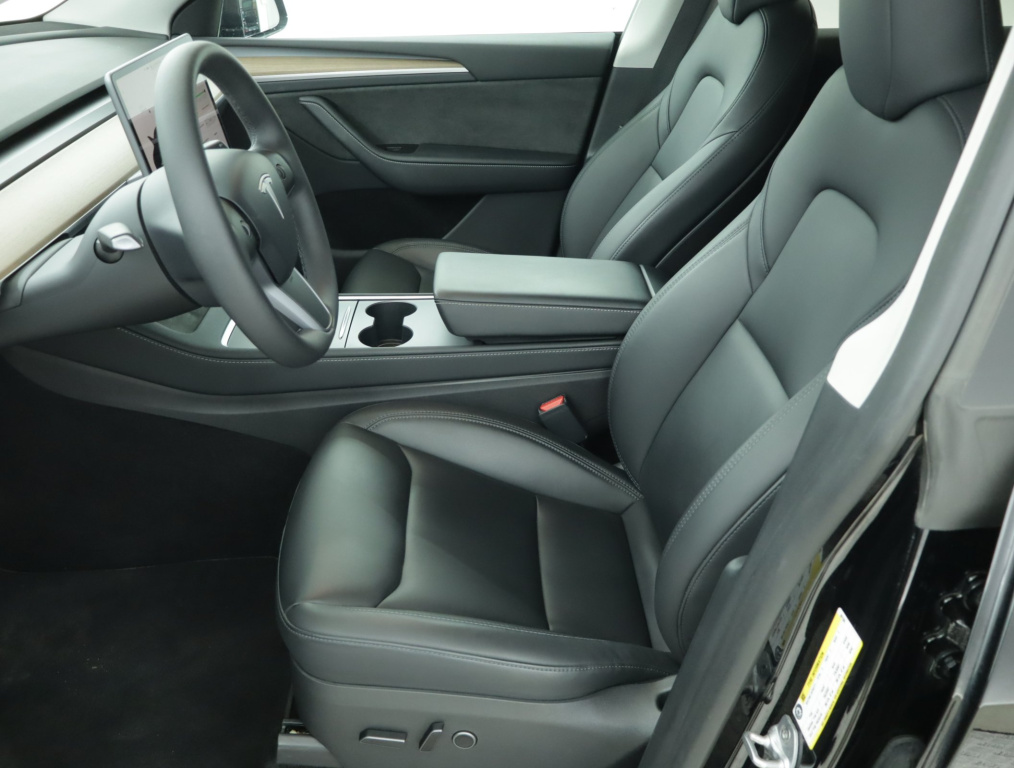 Tesla Model Y 4x4 2023 13