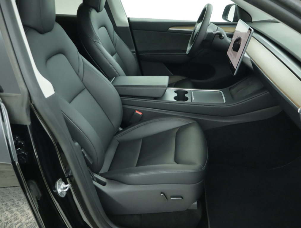 Tesla Model Y 4x4 2023 10