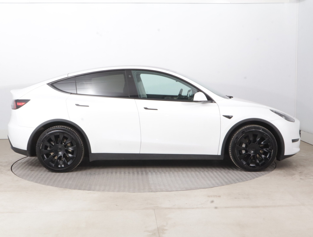 Tesla Model Y 2022 8