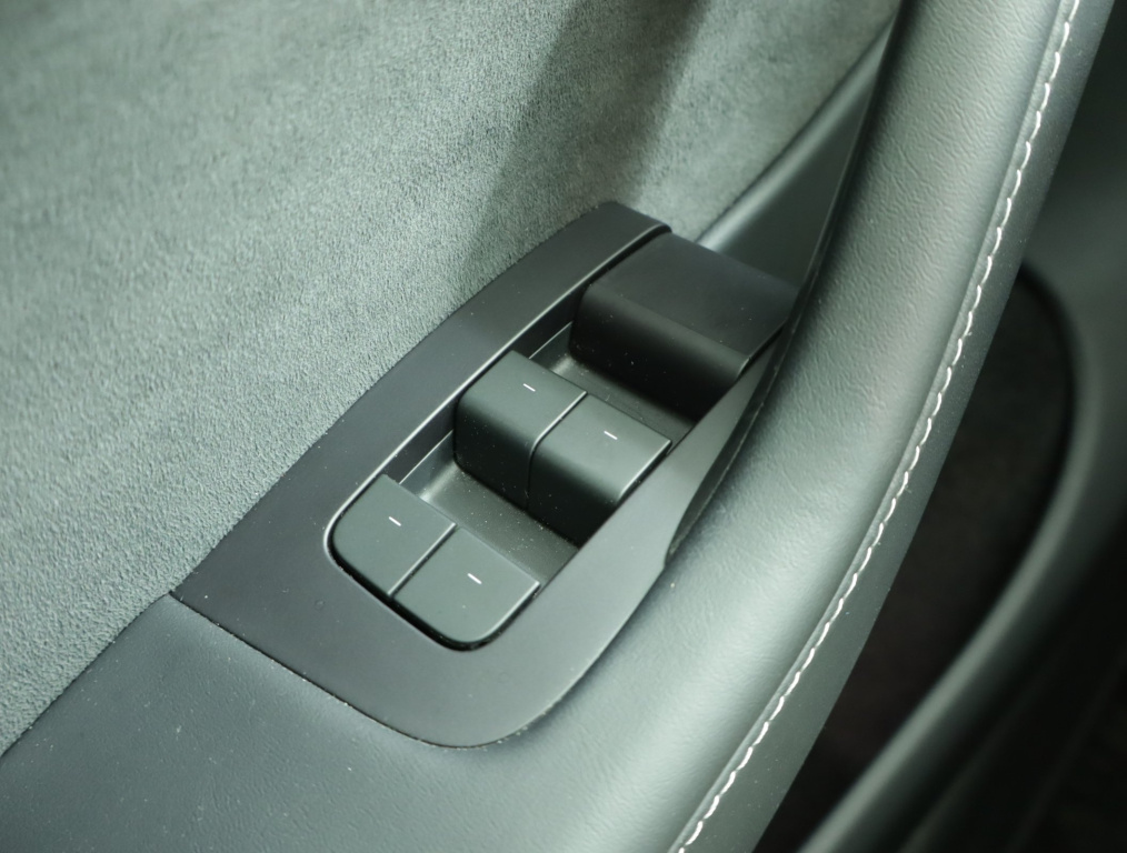 Tesla Model Y 4x4 2023 18