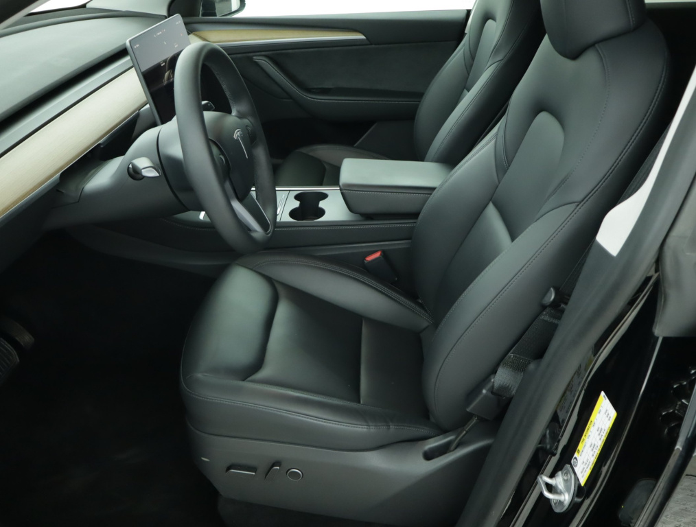 Tesla Model Y 4x4 2023 13