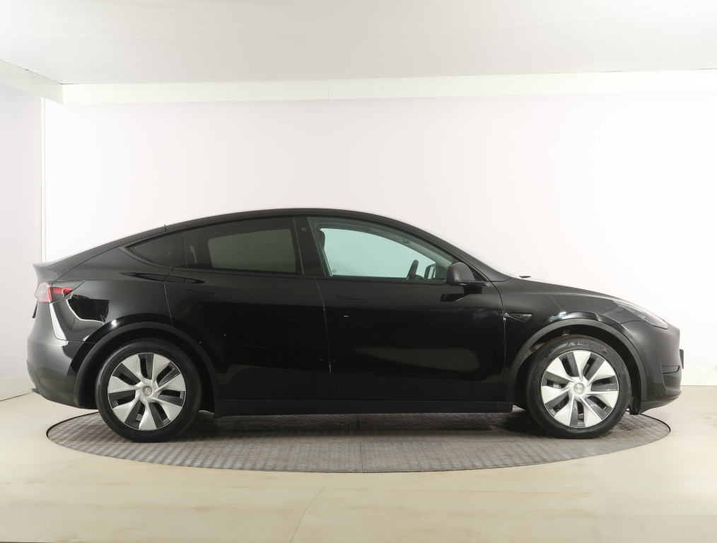 Tesla Model Y 2023 8