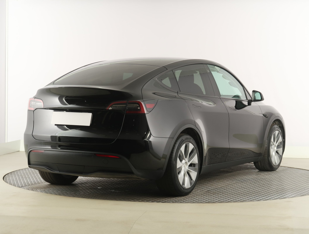 Tesla Model Y 2023 7