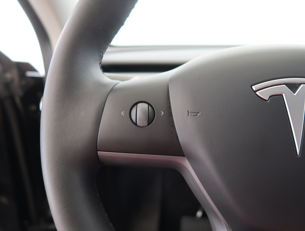 Tesla Model Y 2023 18