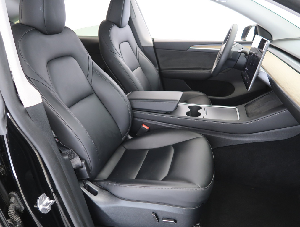 Tesla Model Y 2023 10