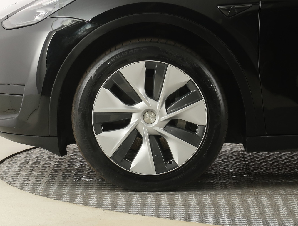 Tesla Model Y 2023 17