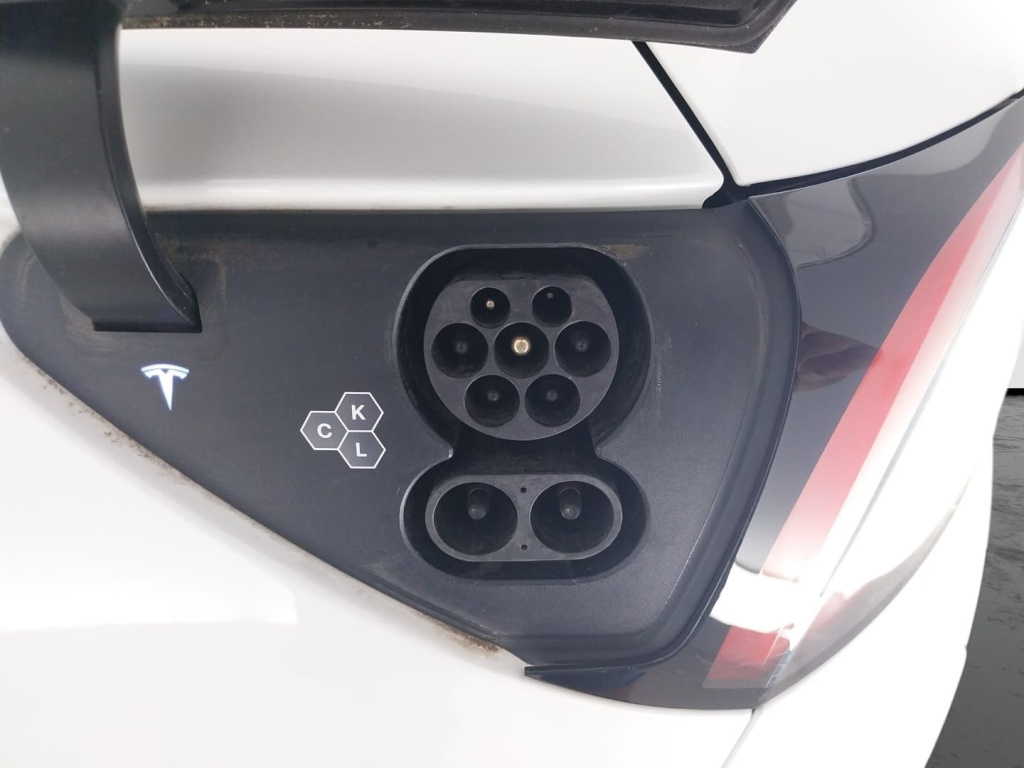 Tesla Model Y 4x4 2023 20