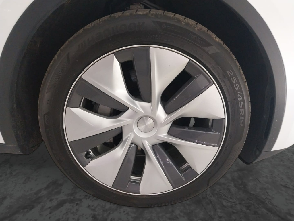 Tesla Model Y 4x4 2023 18
