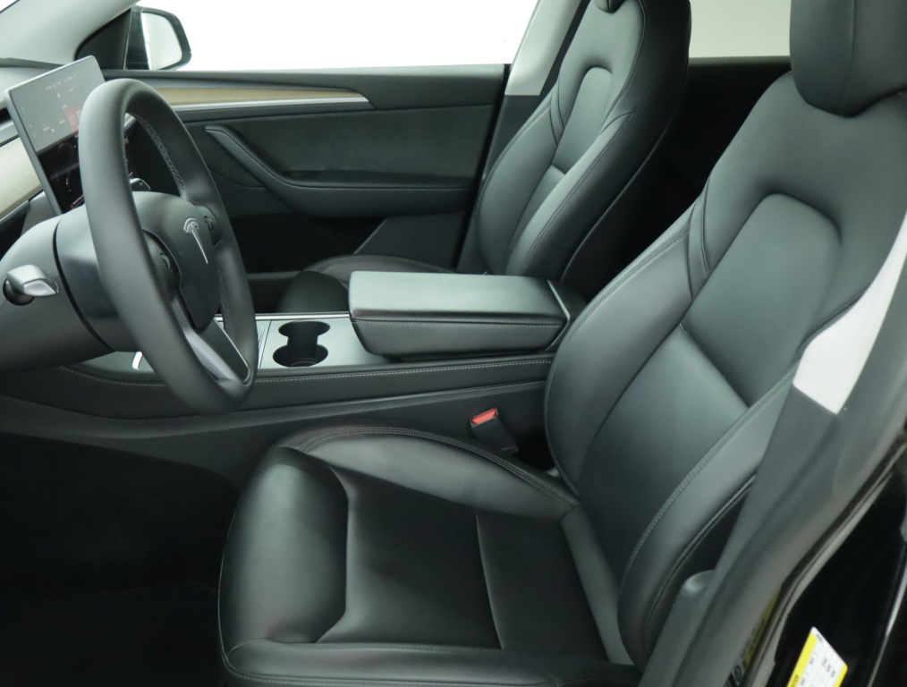 Tesla Model Y 4x4 2023 13