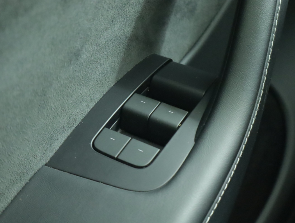 Tesla Model Y 4x4 2023 19