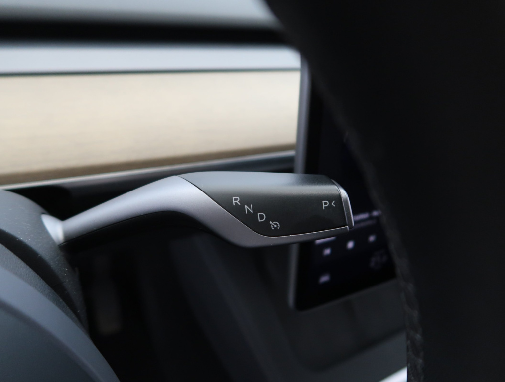 Tesla Model Y 4x4 2023 15