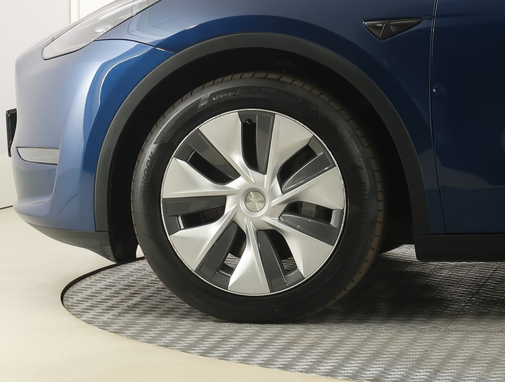 Tesla Model Y 4x4 2023 17
