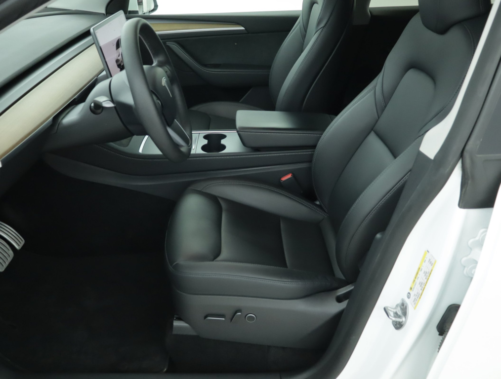 Tesla Model Y 4x4 2022 13