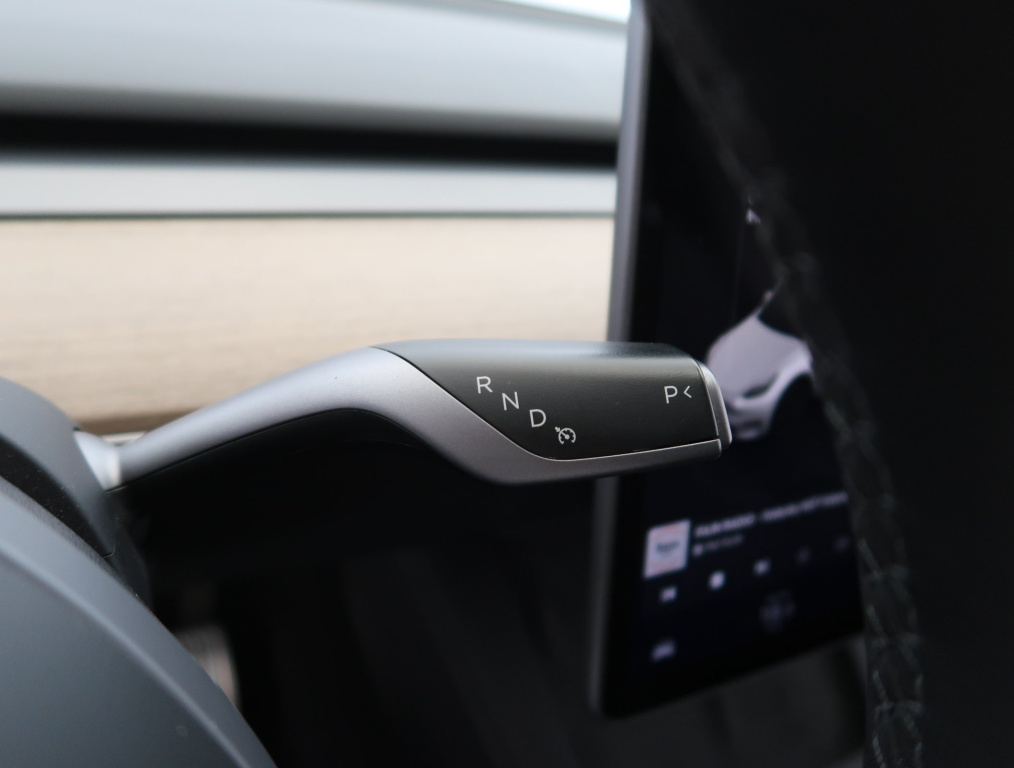 Tesla Model Y 4x4 2023 15