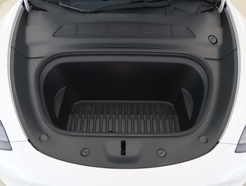 Tesla Model Y 4x4 2023 18