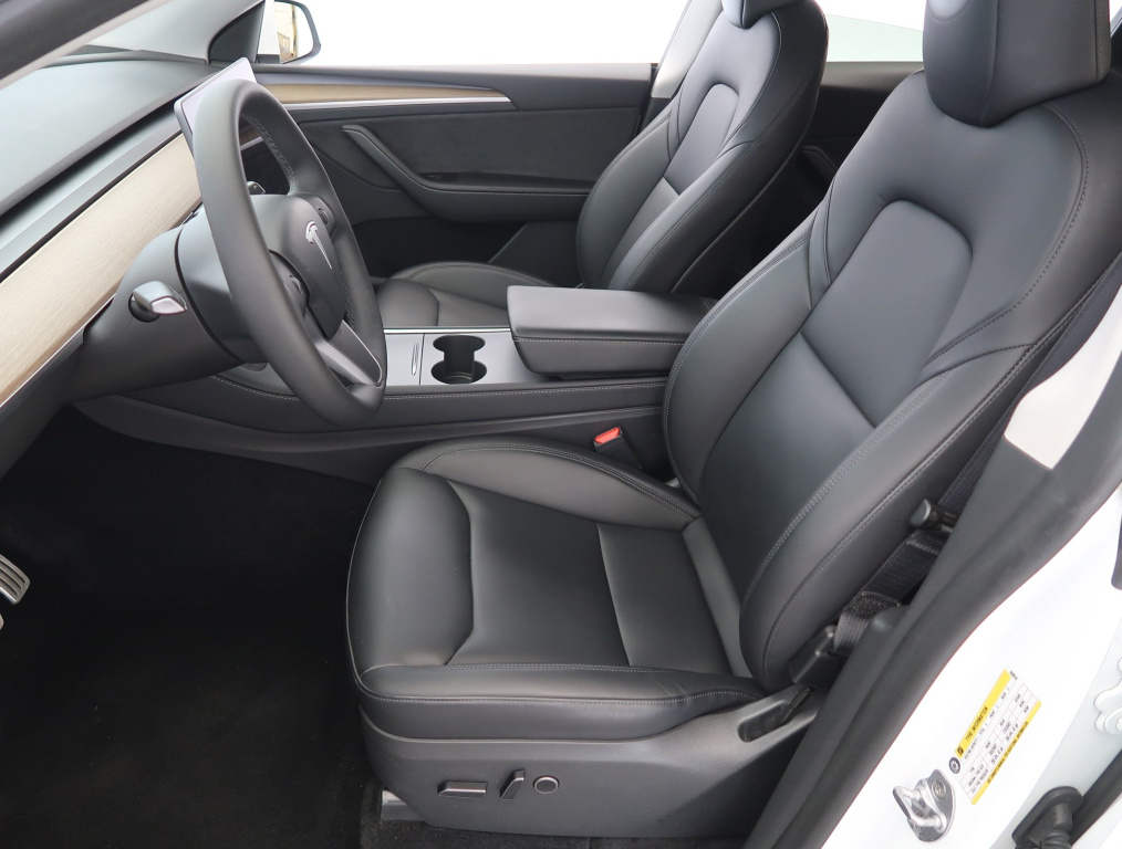 Tesla Model Y 4x4 2023 13