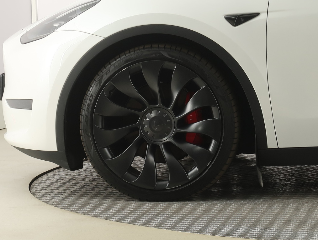 Tesla Model Y 4x4 2023 17
