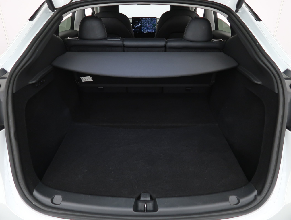 Tesla Model Y 4x4 2023 16