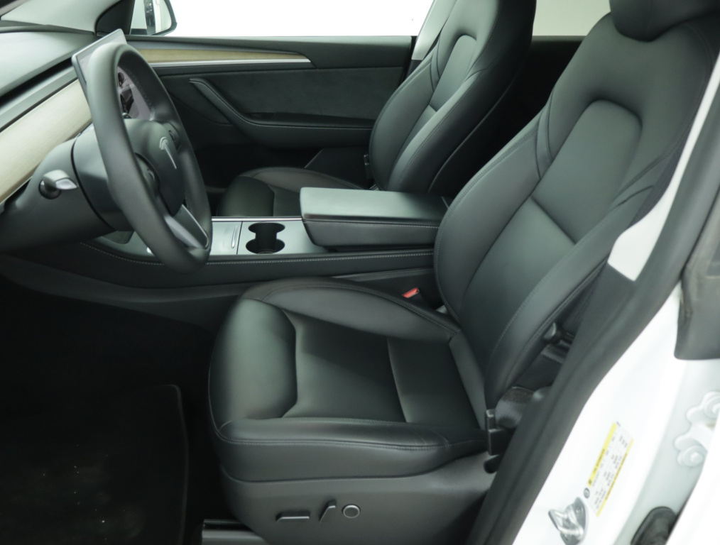 Tesla Model Y 4x4 2023 13