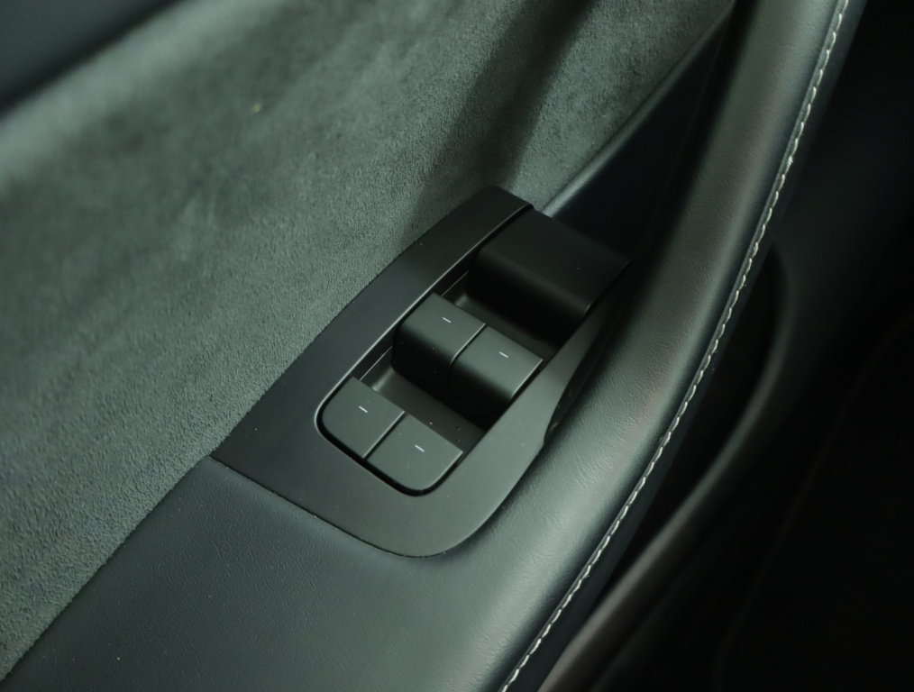 Tesla Model Y 4x4 2023 19