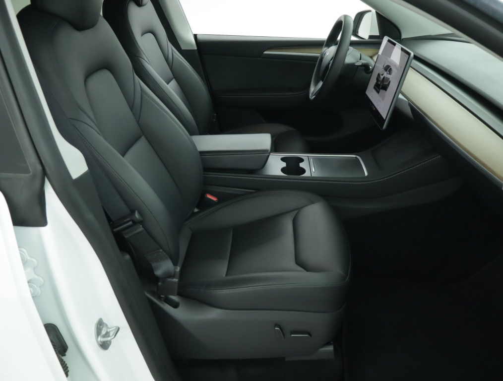 Tesla Model Y 4x4 2023 10