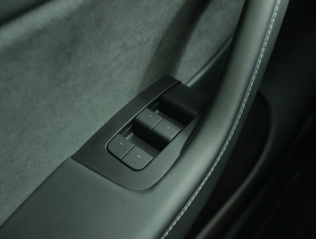 Tesla Model Y 4x4 2022 19