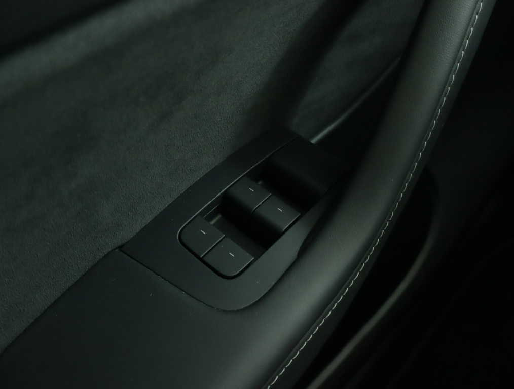 Tesla Model Y 4x4 2022 19