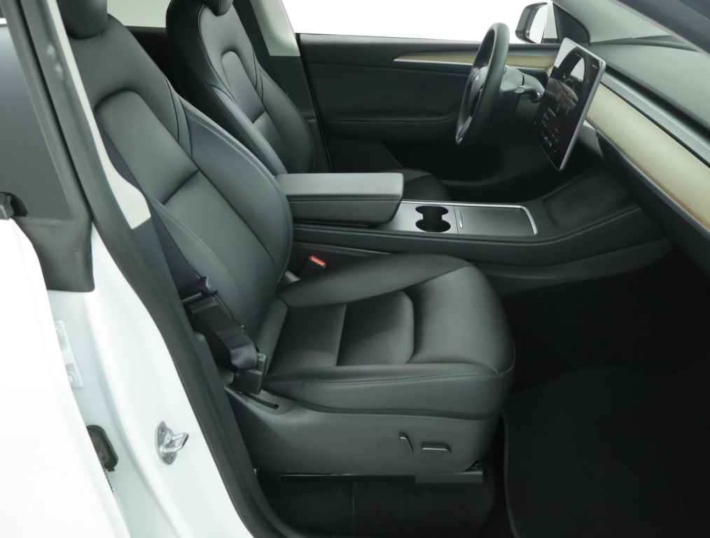 Tesla Model Y 4x4 2022 10