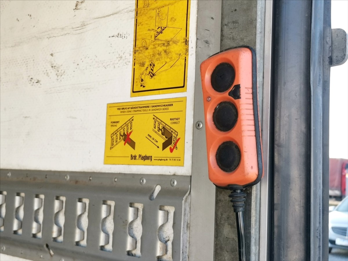 Renault Master 135DCI skříň 8palet/hydr.čelo 17