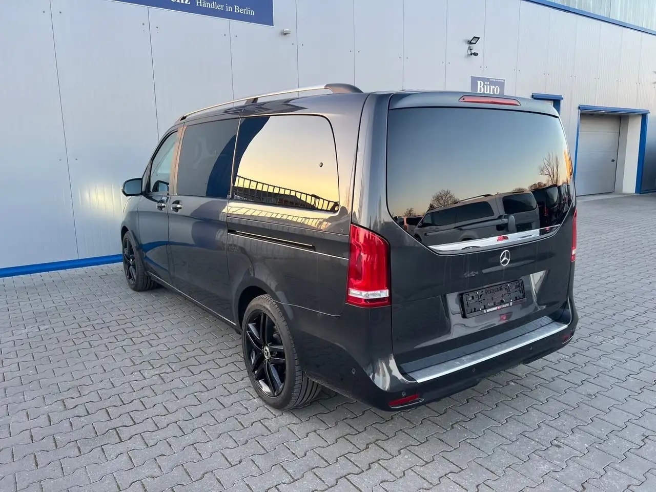 Mercedes-Benz V 300 LANG AIRMATIC PANO LIEGEPAKET EL.TÜREN AHK 7