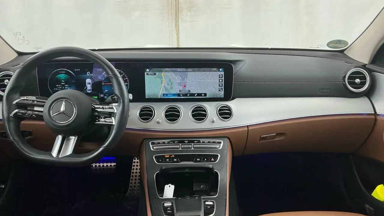 Mercedes-Benz E 300 e AMG Allrad 19*Pano*360*HUD*Distro*Night* 9