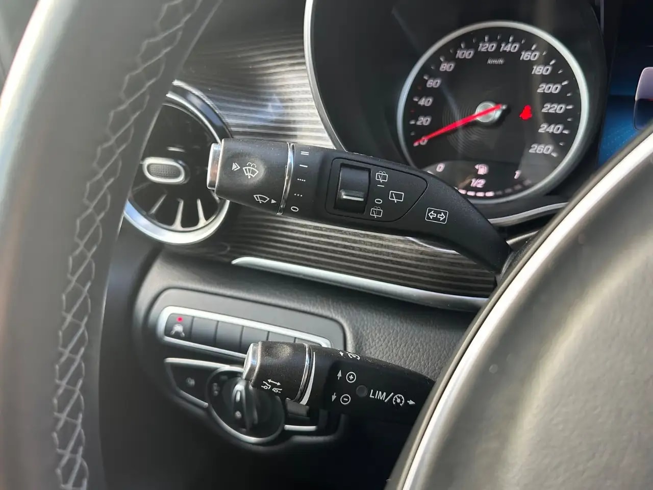Mercedes-Benz V 300 LANG AIRMATIC PANO LIEGEPAKET EL.TÜREN AHK 19