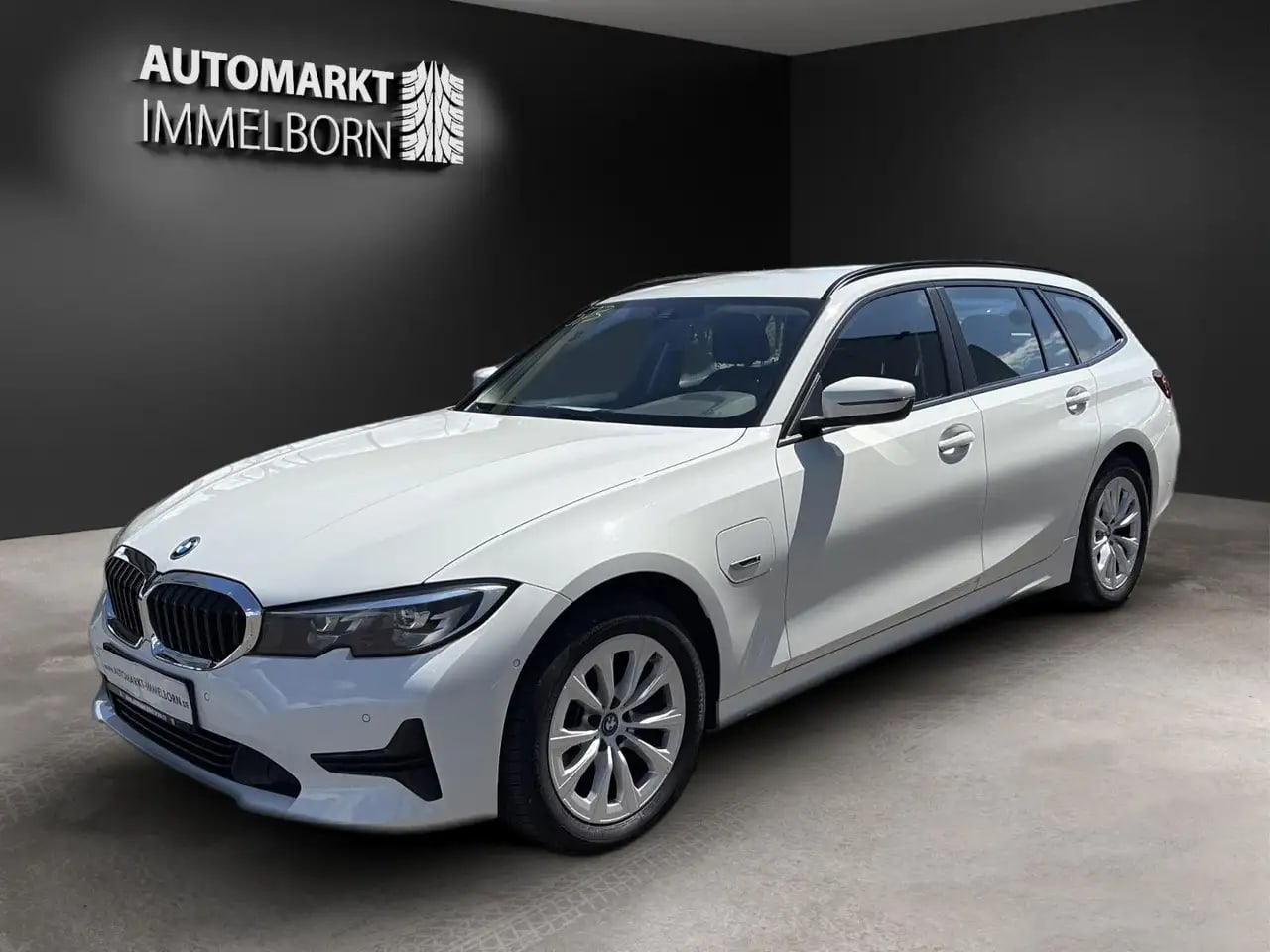 BMW 320 e xDrive Advantage AHK*Kamera*LED*SOH94% 4