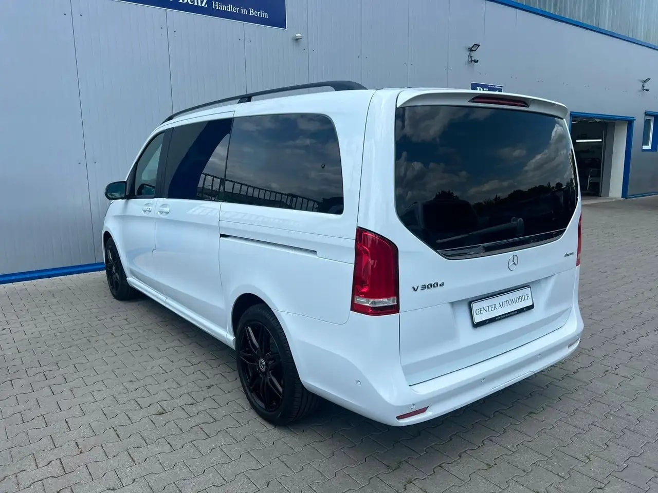 Mercedes-Benz V 300 V300 LANG 4M AMG-LINE PANO LED 360° WEBASTO AHK 9