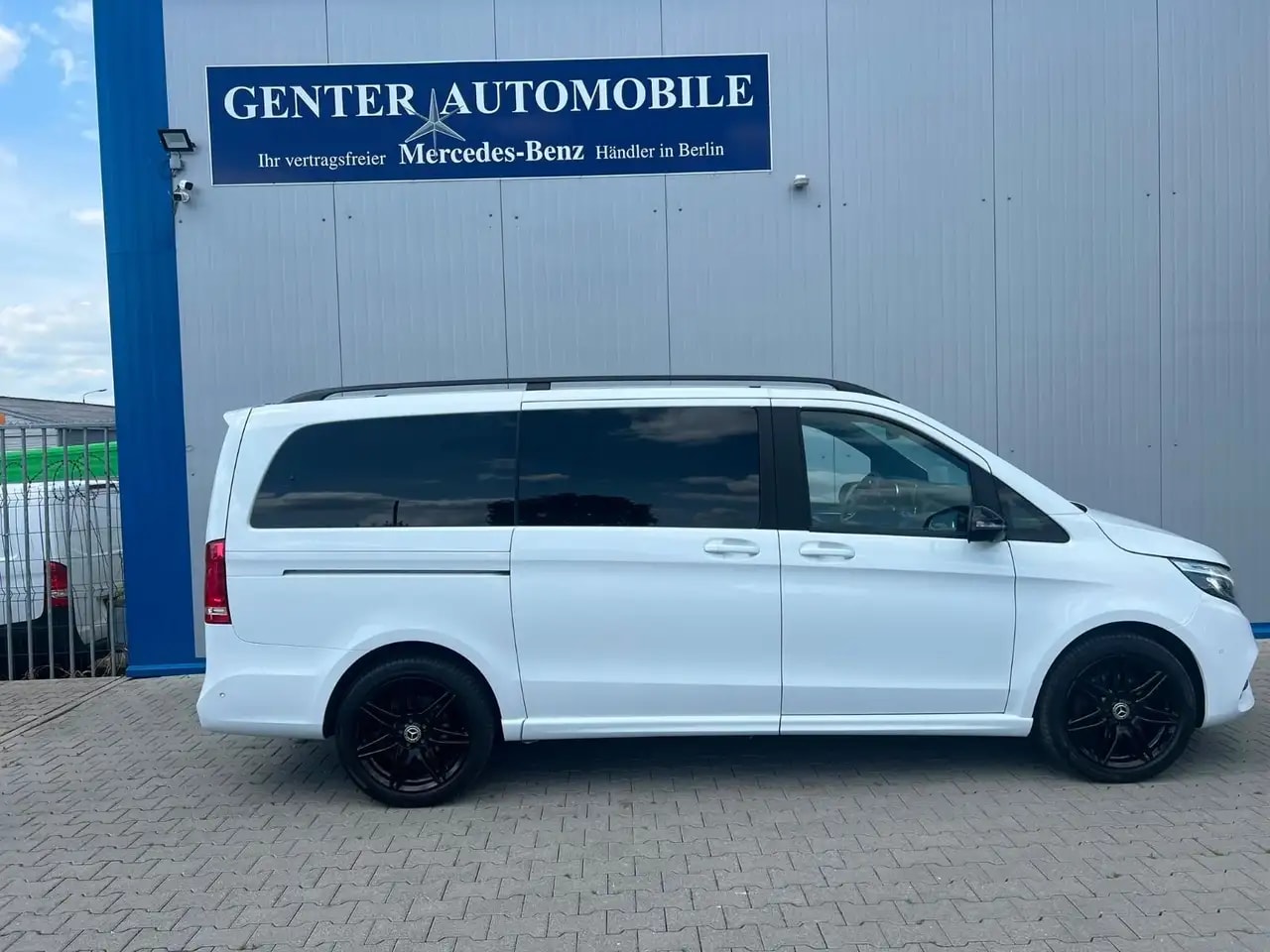 Mercedes-Benz V 300 V300 LANG 4M AMG-LINE PANO LED 360° WEBASTO AHK 4